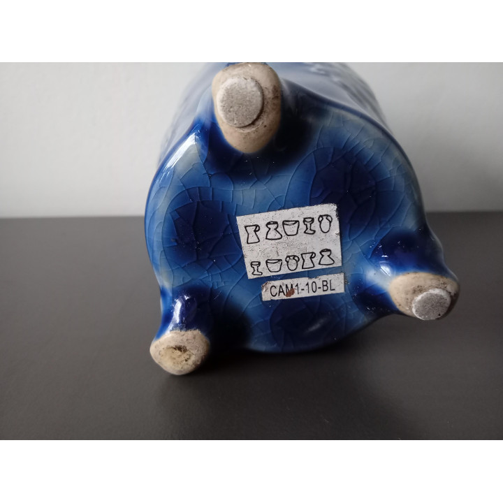 Blauw keramieken vaasje met reliëf op pootjes