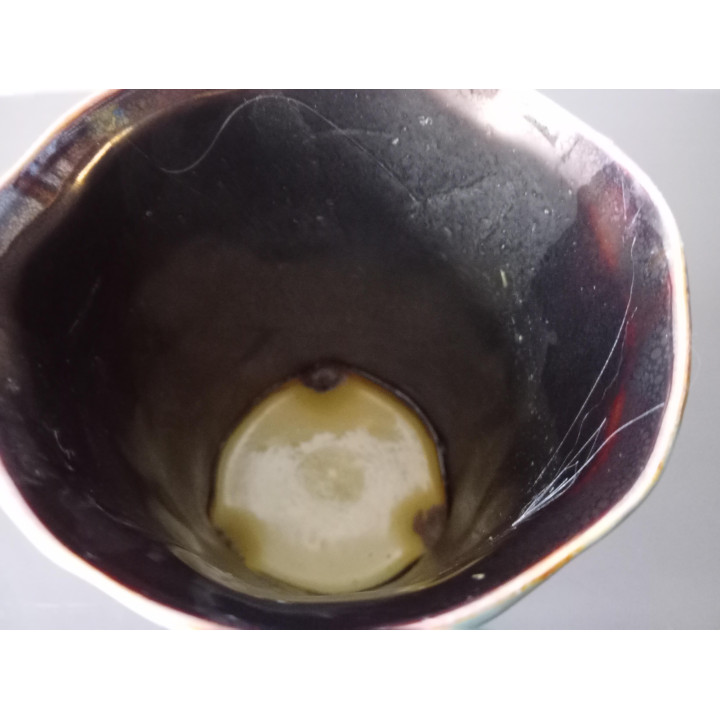 Blauw keramieken vaasje met reliëf op pootjes