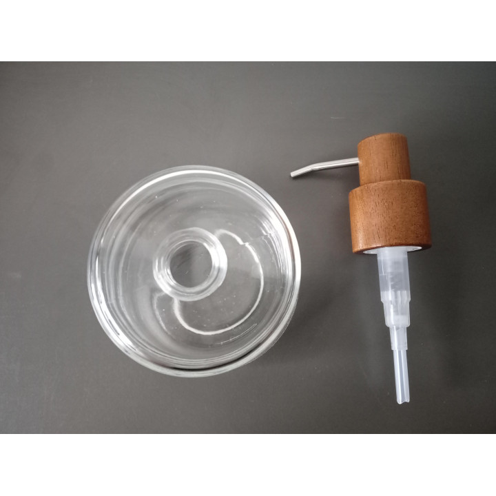 Glazen zeepdispenser met houten pomp