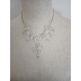 Sierlijke bloemen ketting met strass en kralen