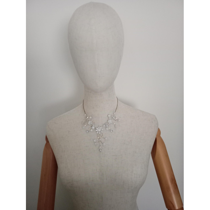 Sierlijke bloemen ketting met strass en kralen