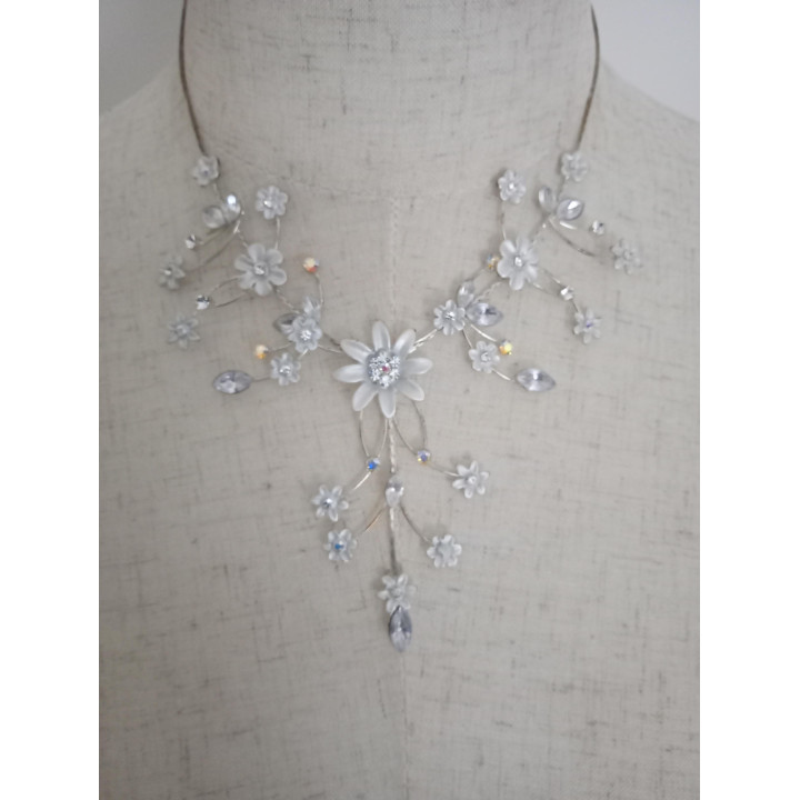 Sierlijke bloemen ketting met strass en kralen