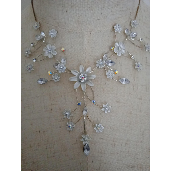 Sierlijke bloemen ketting met strass en kralen