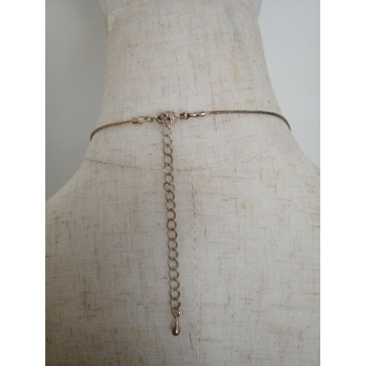 Sierlijke bloemen ketting met strass en kralen