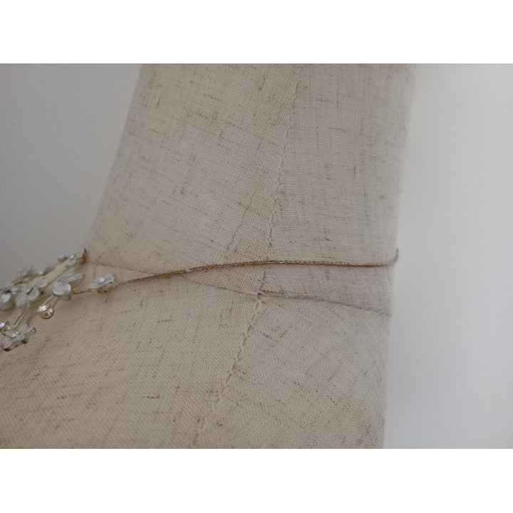 Sierlijke bloemen ketting met strass en kralen