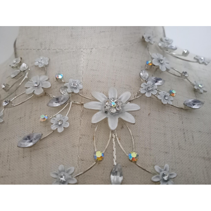 Sierlijke bloemen ketting met strass en kralen