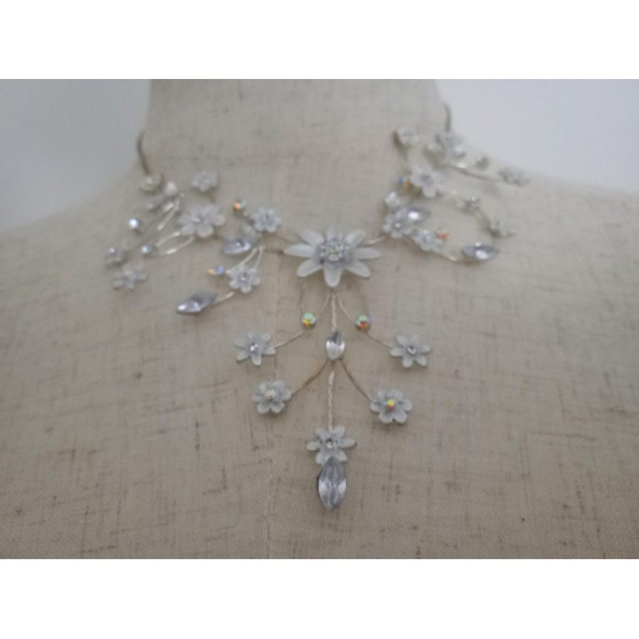 Sierlijke bloemen ketting met strass en kralen