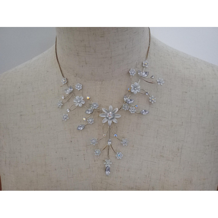Sierlijke bloemen ketting met strass en kralen
