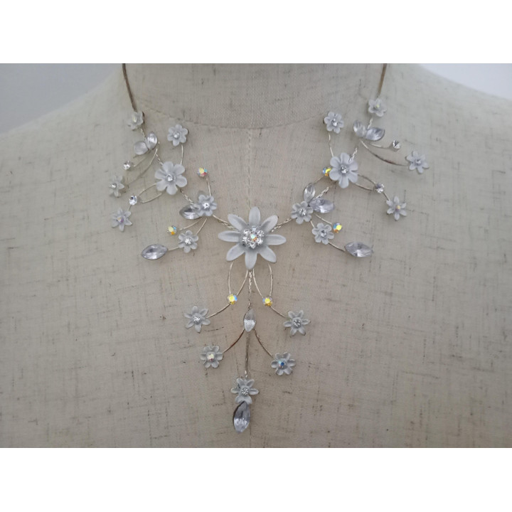 Sierlijke bloemen ketting met strass en kralen