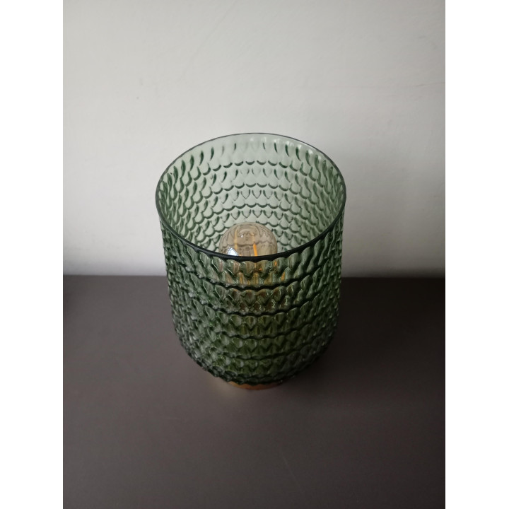 Groene glazen tafellamp met structuurglas en gouden voet sfeerverlichting