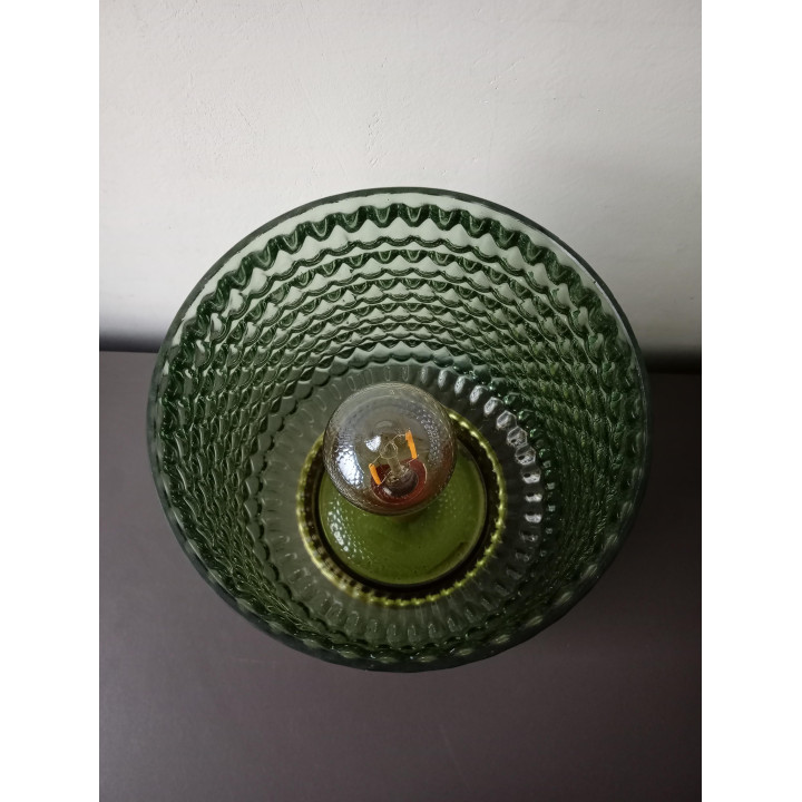 Groene glazen tafellamp met structuurglas en gouden voet sfeerverlichting