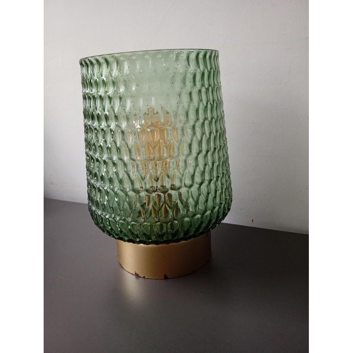 Groene glazen tafellamp met structuurglas en gouden voet sfeerverlichting