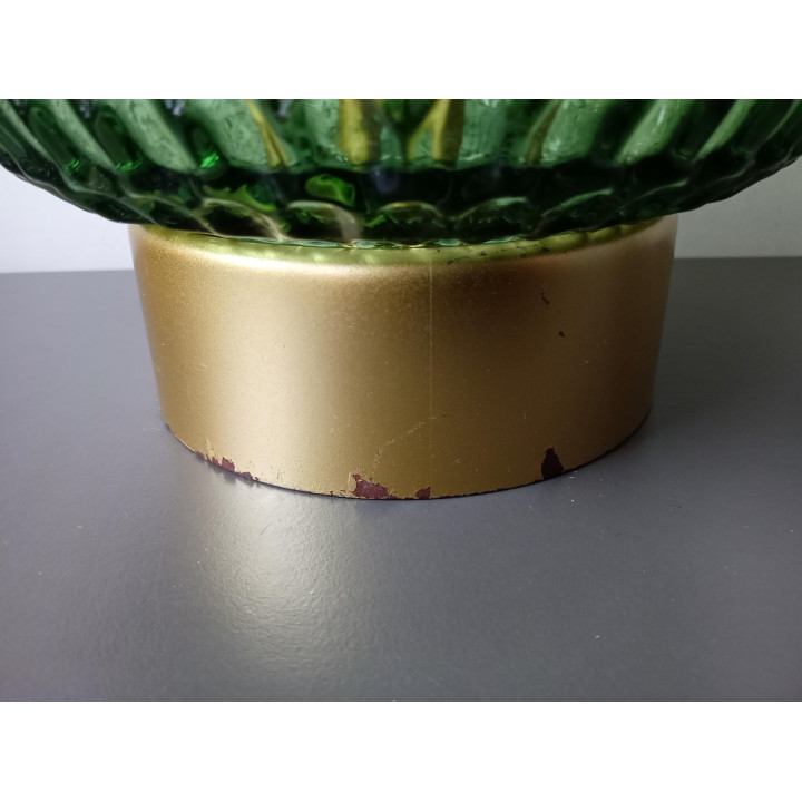 Groene glazen tafellamp met structuurglas en gouden voet sfeerverlichting