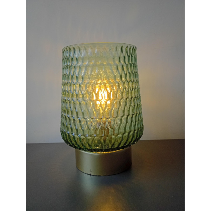 Groene glazen tafellamp met structuurglas en gouden voet sfeerverlichting