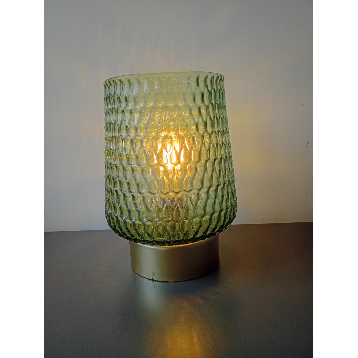 Groene glazen tafellamp met structuurglas en gouden voet sfeerverlichting