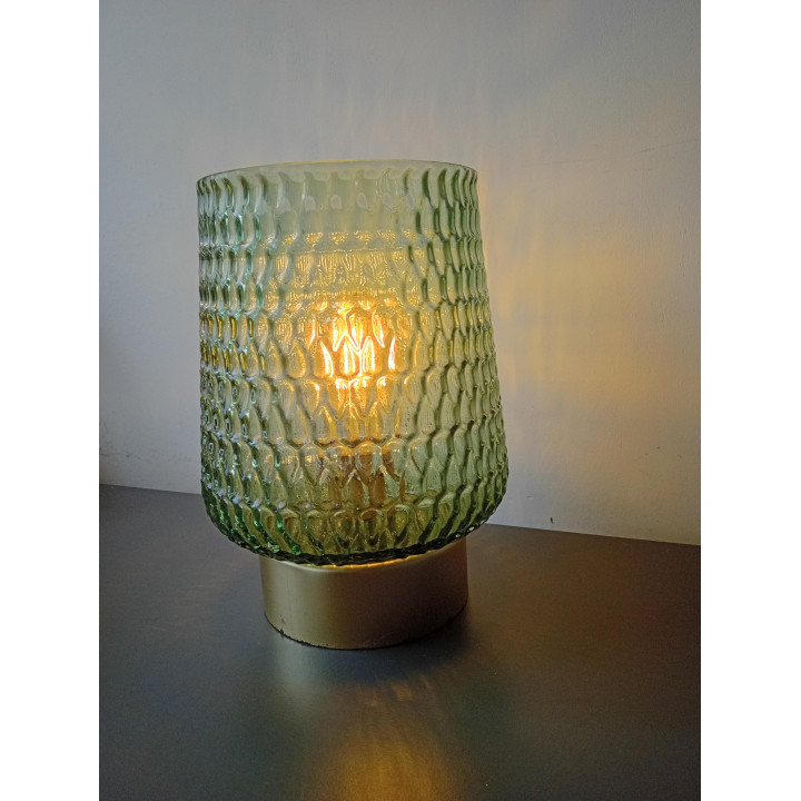 Groene glazen tafellamp met structuurglas en gouden voet sfeerverlichting