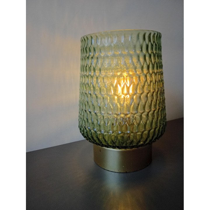 Groene glazen tafellamp met structuurglas en gouden voet sfeerverlichting