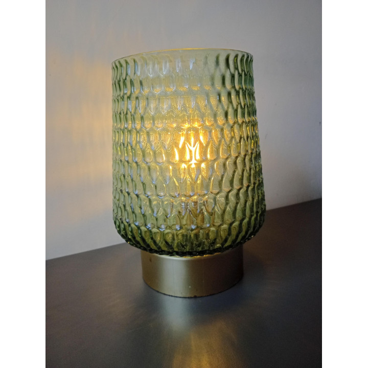 Groene glazen tafellamp met structuurglas en gouden voet sfeerverlichting