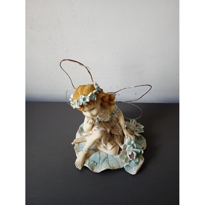 Decoratief elfje beeldje met bloemen en vleugels