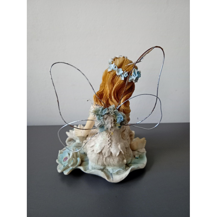 Decoratief elfje beeldje met bloemen en vleugels
