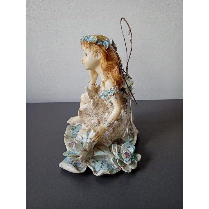 Decoratief elfje beeldje met bloemen en vleugels