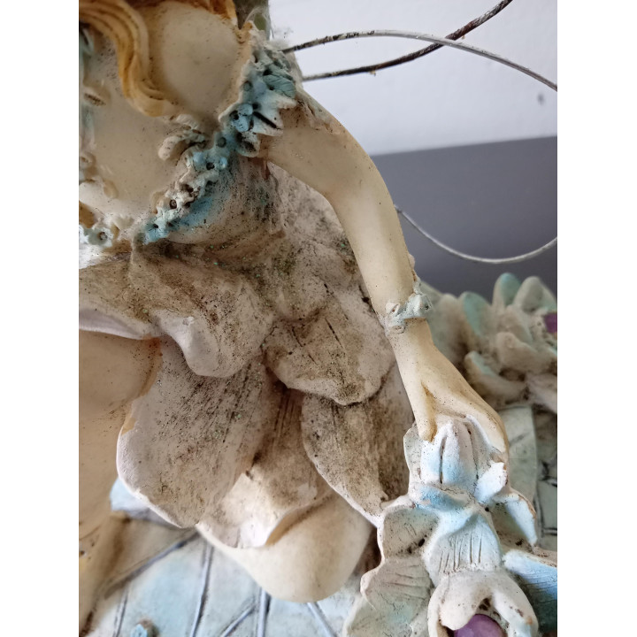 Decoratief elfje beeldje met bloemen en vleugels