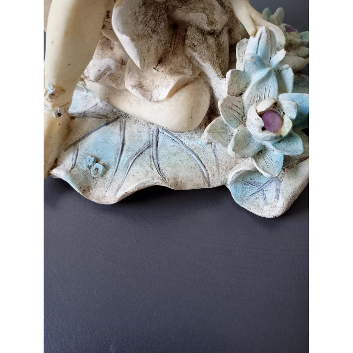 Decoratief elfje beeldje met bloemen en vleugels