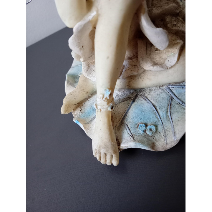 Decoratief elfje beeldje met bloemen en vleugels