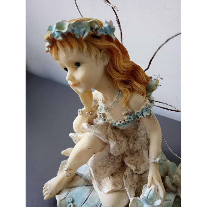 Decoratief elfje beeldje met bloemen en vleugels