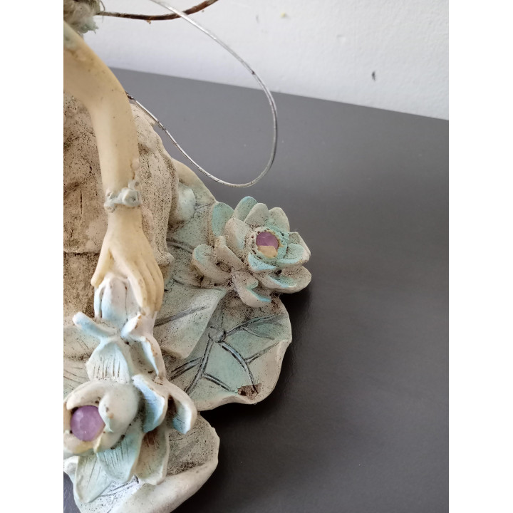 Decoratief elfje beeldje met bloemen en vleugels