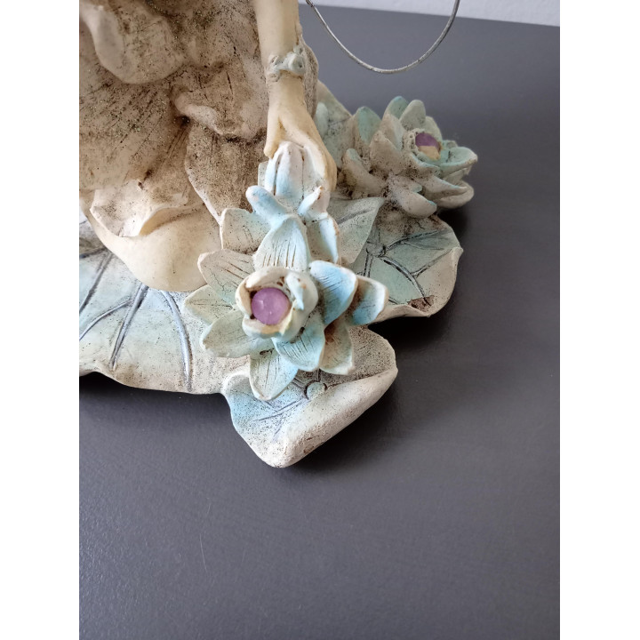 Decoratief elfje beeldje met bloemen en vleugels