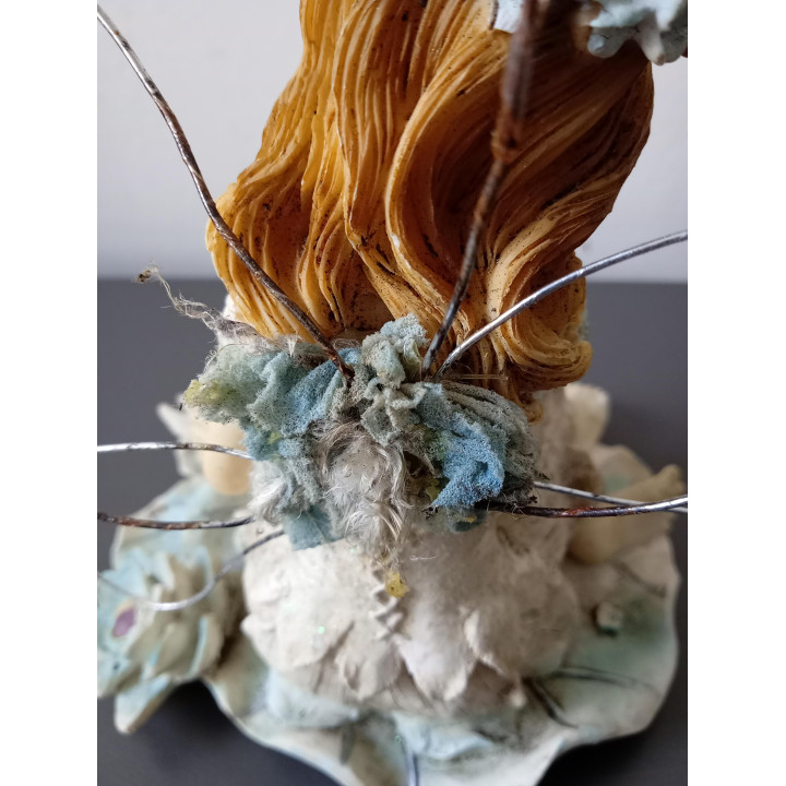 Decoratief elfje beeldje met bloemen en vleugels
