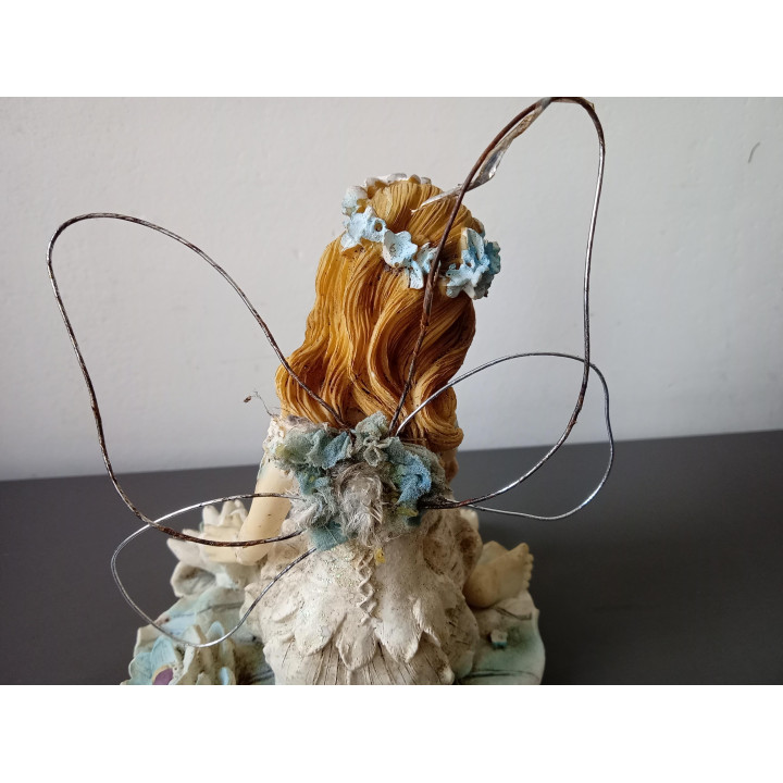 Decoratief elfje beeldje met bloemen en vleugels