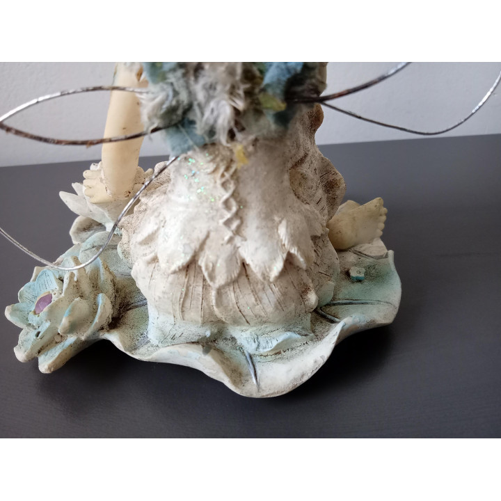 Decoratief elfje beeldje met bloemen en vleugels