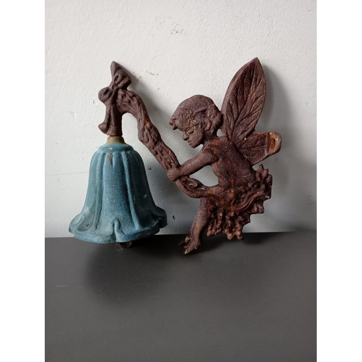 Gietijzeren wandbel met elfje vintage brocante