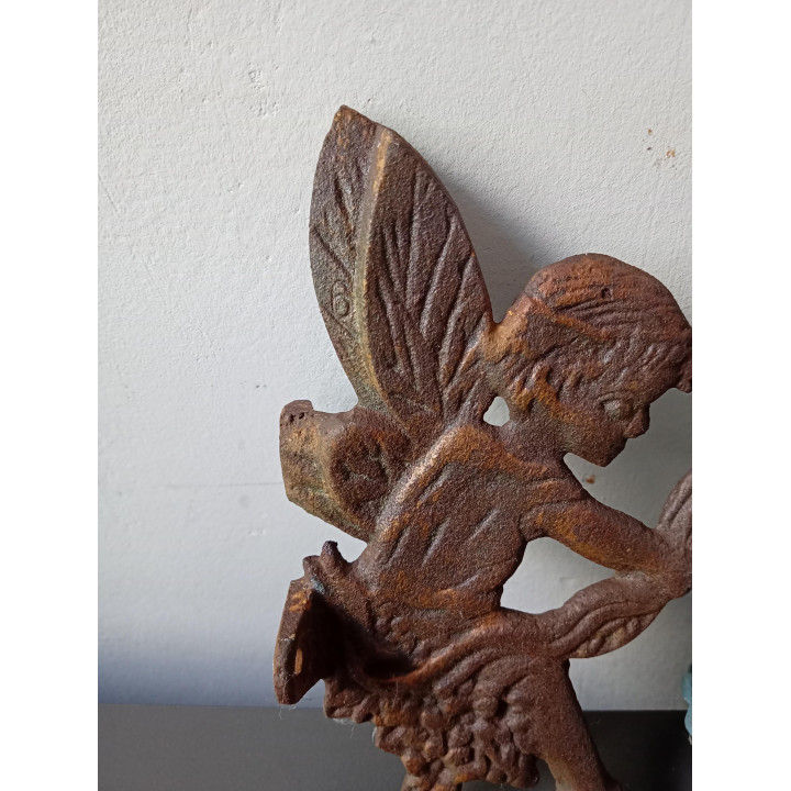 Gietijzeren wandbel met elfje vintage brocante