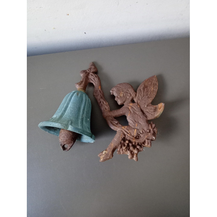 Gietijzeren wandbel met elfje vintage brocante