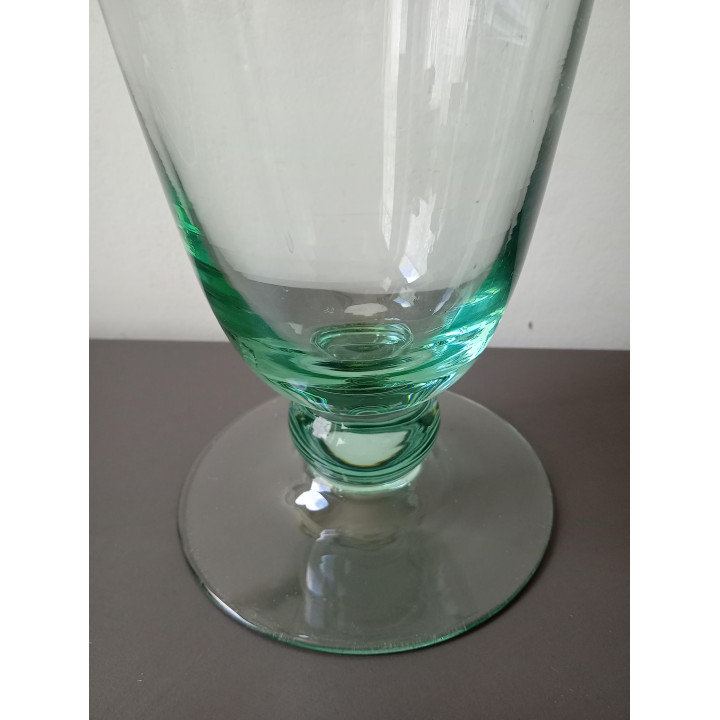 Grote glazen vaas op voet