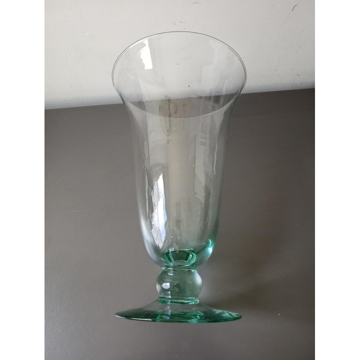 Grote glazen vaas op voet