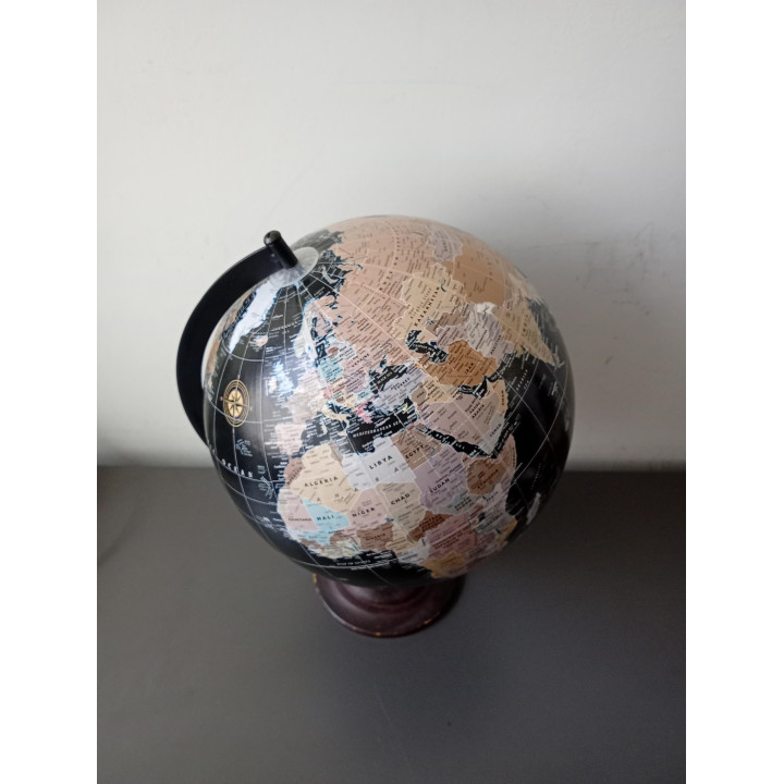 Decoratieve wereldbol op houten voet