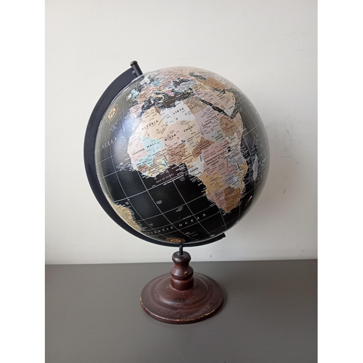 Decoratieve wereldbol op houten voet
