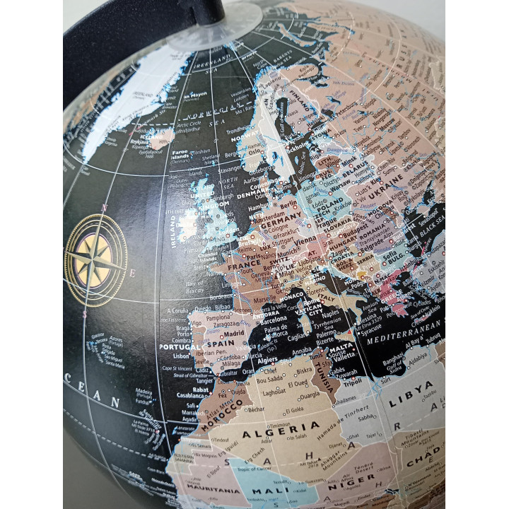 Decoratieve wereldbol op houten voet