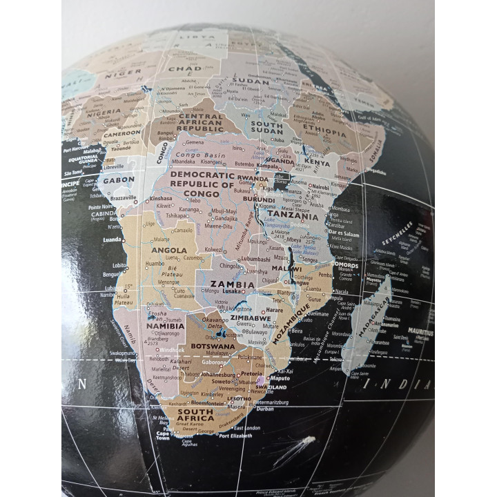 Decoratieve wereldbol op houten voet
