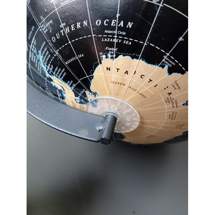 Decoratieve wereldbol op houten voet