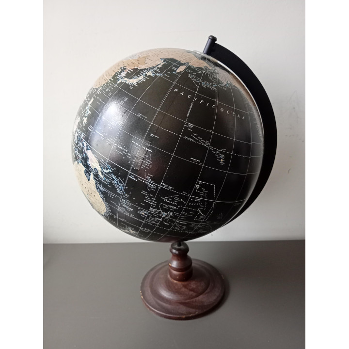 Decoratieve wereldbol op houten voet