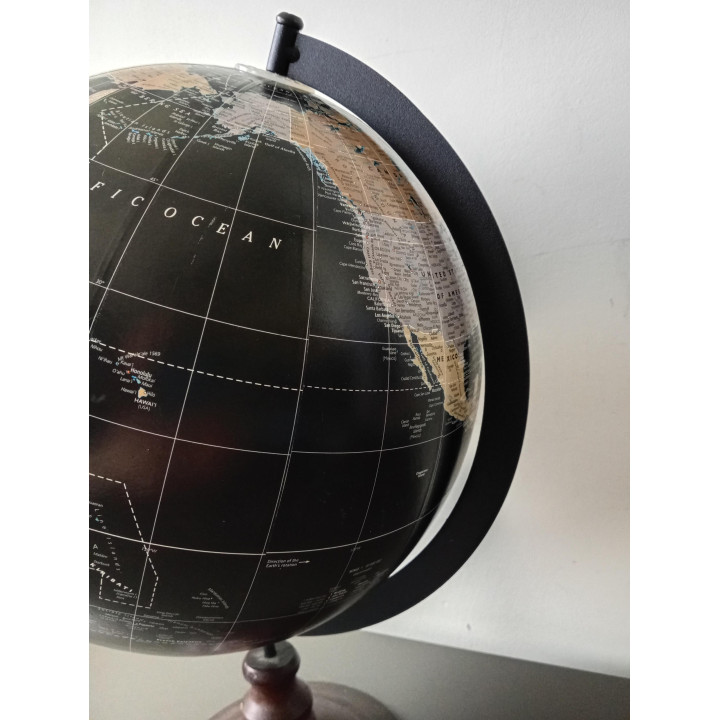 Decoratieve wereldbol op houten voet