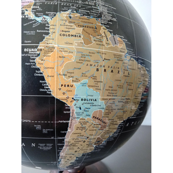 Decoratieve wereldbol op houten voet