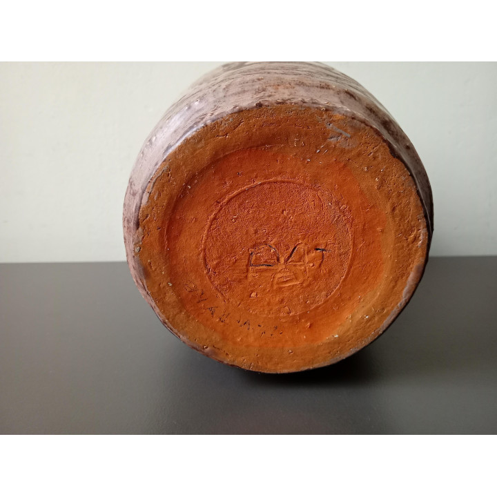Bruine keramieken vaas met decoratief patroon