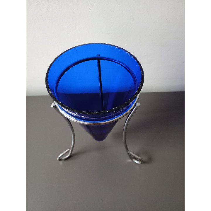 Blauw glazen vaasje met metalen houder