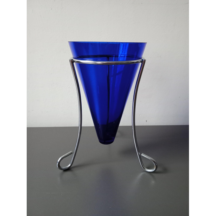 Blauw glazen vaasje met metalen houder